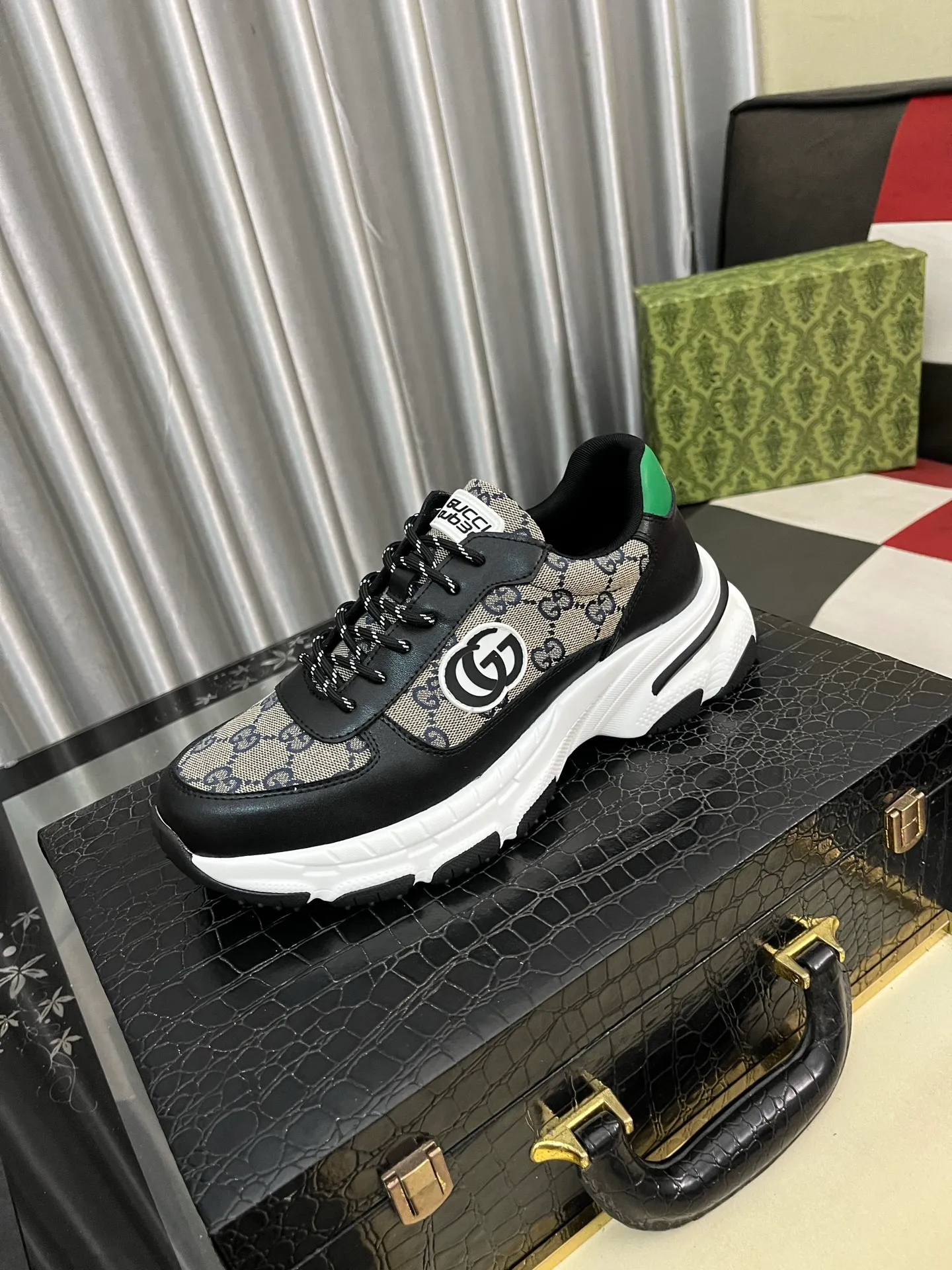 Men's Men's Shoes 💰458⌚️⌚️【GUCCI】Gucci men's latest white shoe series casual shoes! The official website is built 1:1. Upper: Made of imported cowhide, with electric embroidery ➕Inner lining: Made of high-quality first-layer pigskin, soft and comfortable. Picky material selection and exquisite workmanship give you the best enjoyment. Size: 38-44. 3️⃣colors available